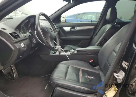 2010 Mercedes-Benz C 300 z USA, uszkodzony, nr VIN WDDGF5EB2AF438785